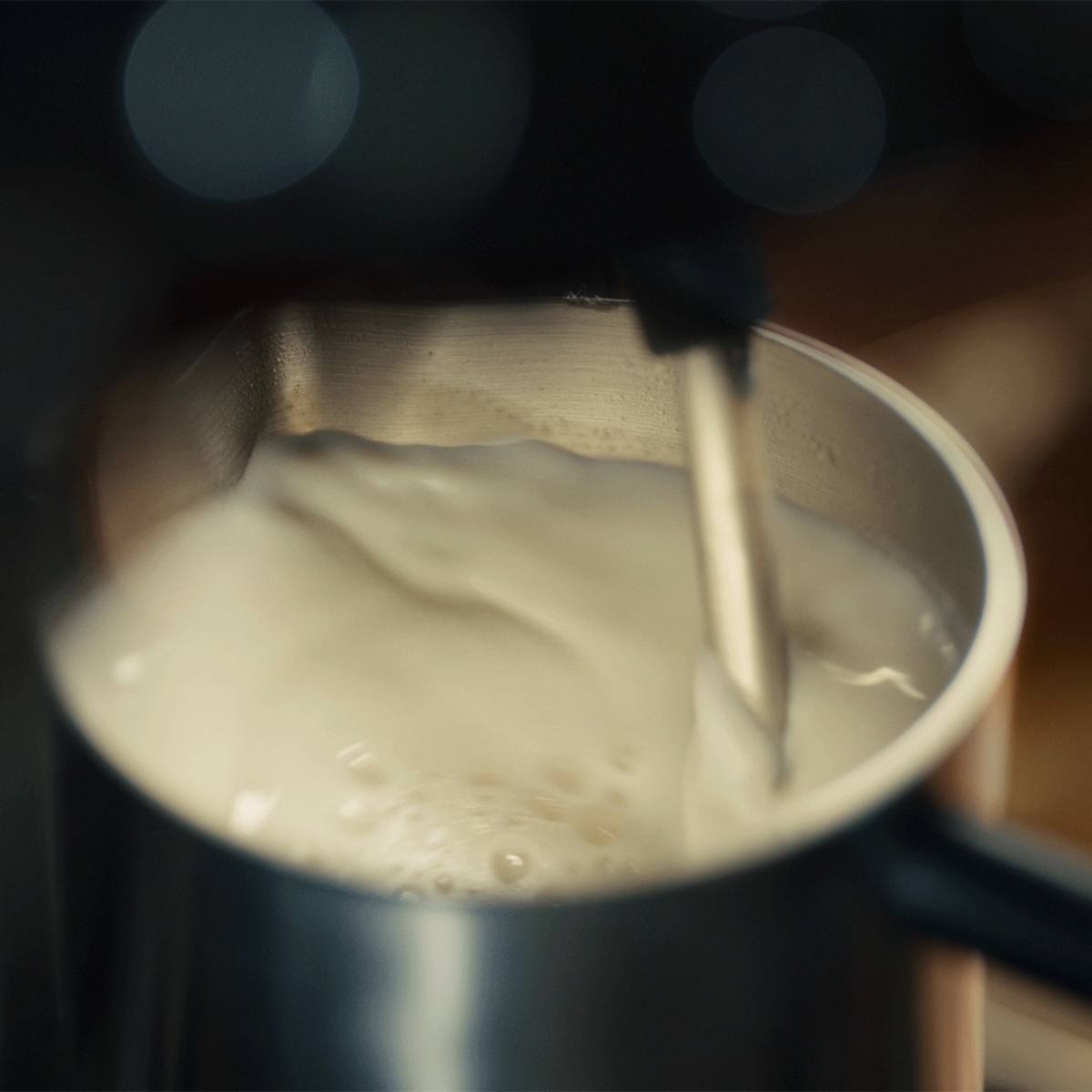 Dual Froth System steaming and whisking milk simultaneously